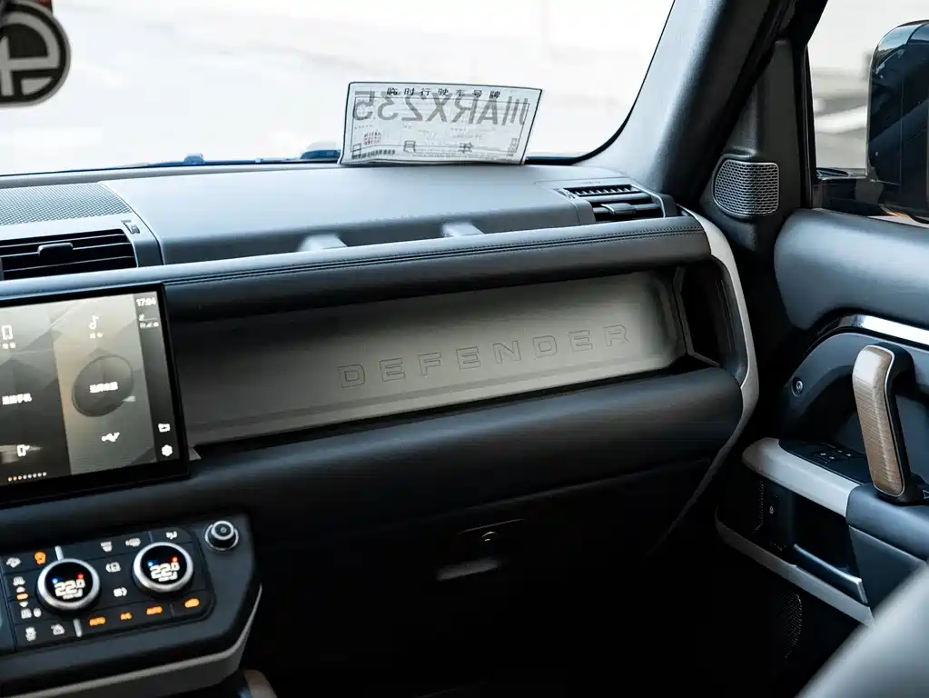 Land Rover Defender 2022 — фото 15