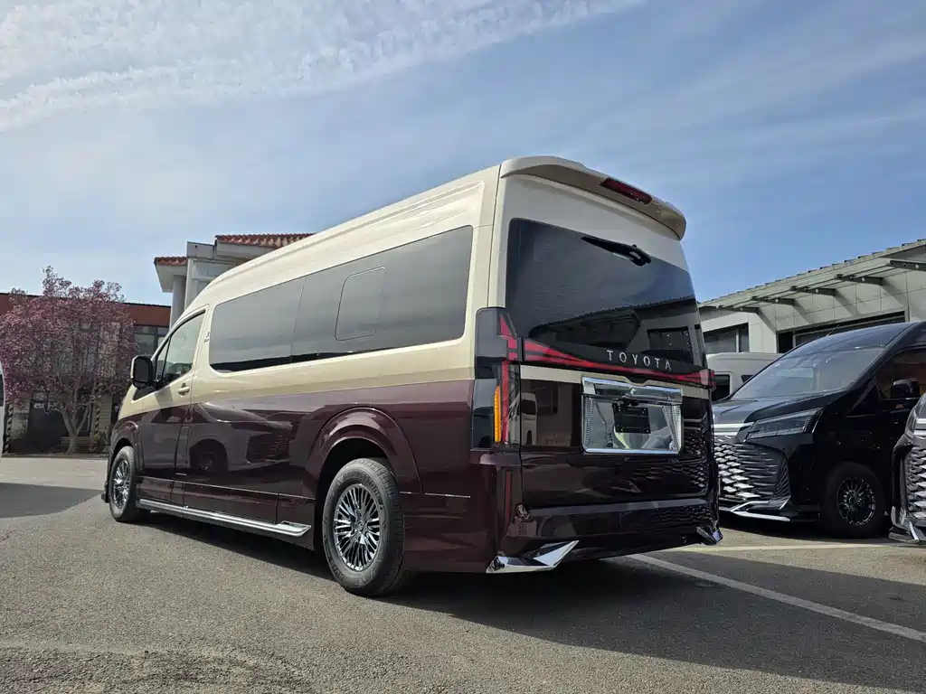 Toyota Hiace — фото 4