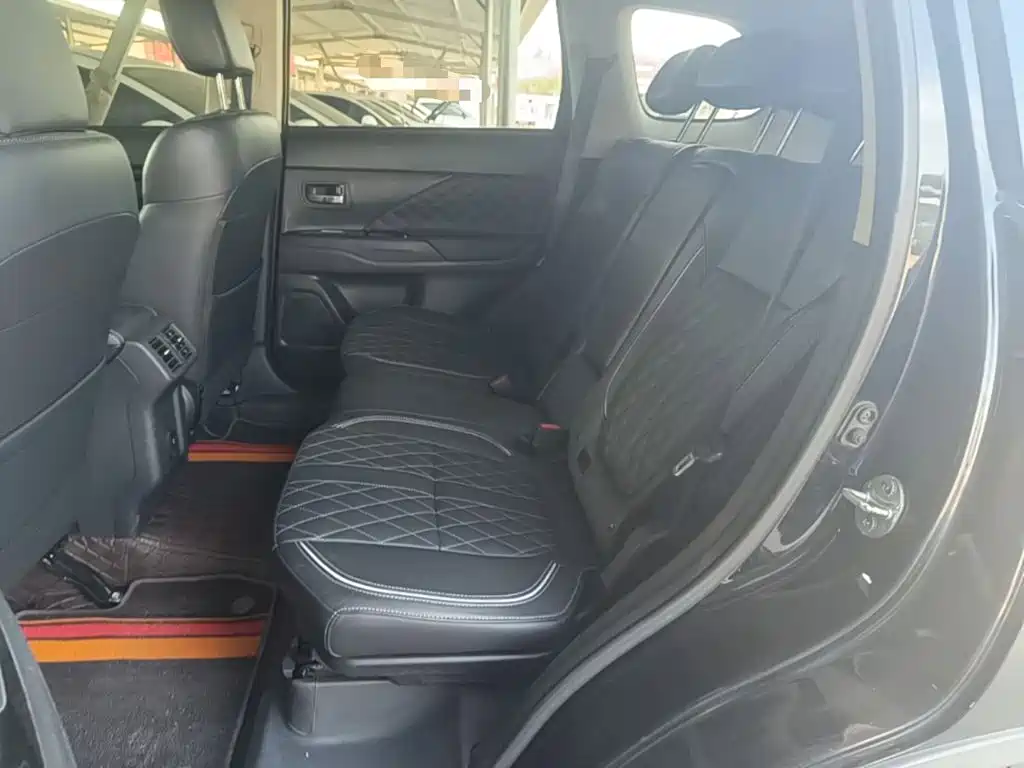 Mitsubishi Outlander 2021 — фото 17