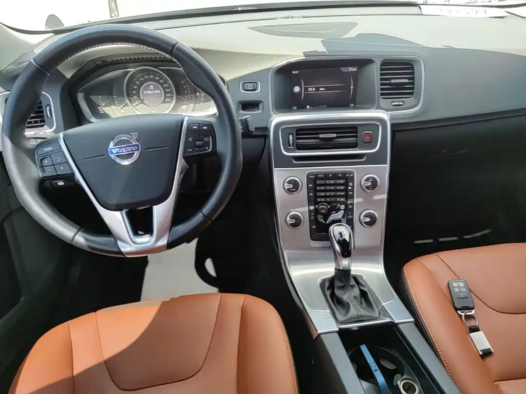 Volvo S60 2018 — фото 10