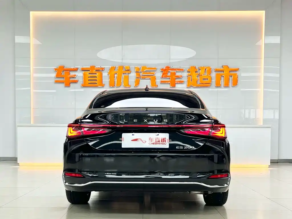 Lexus ES 2025