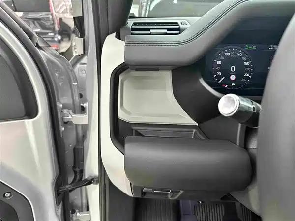 Land Rover Defender 2020