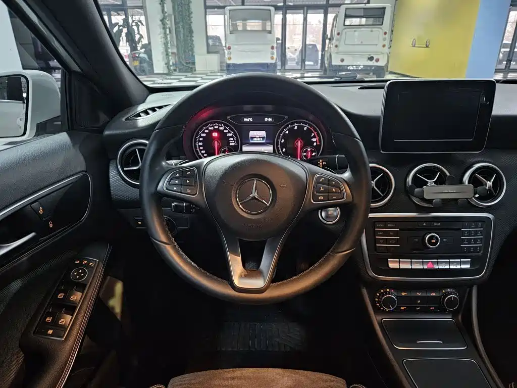 Mercedes-Benz A-Class 2017 — фото 17