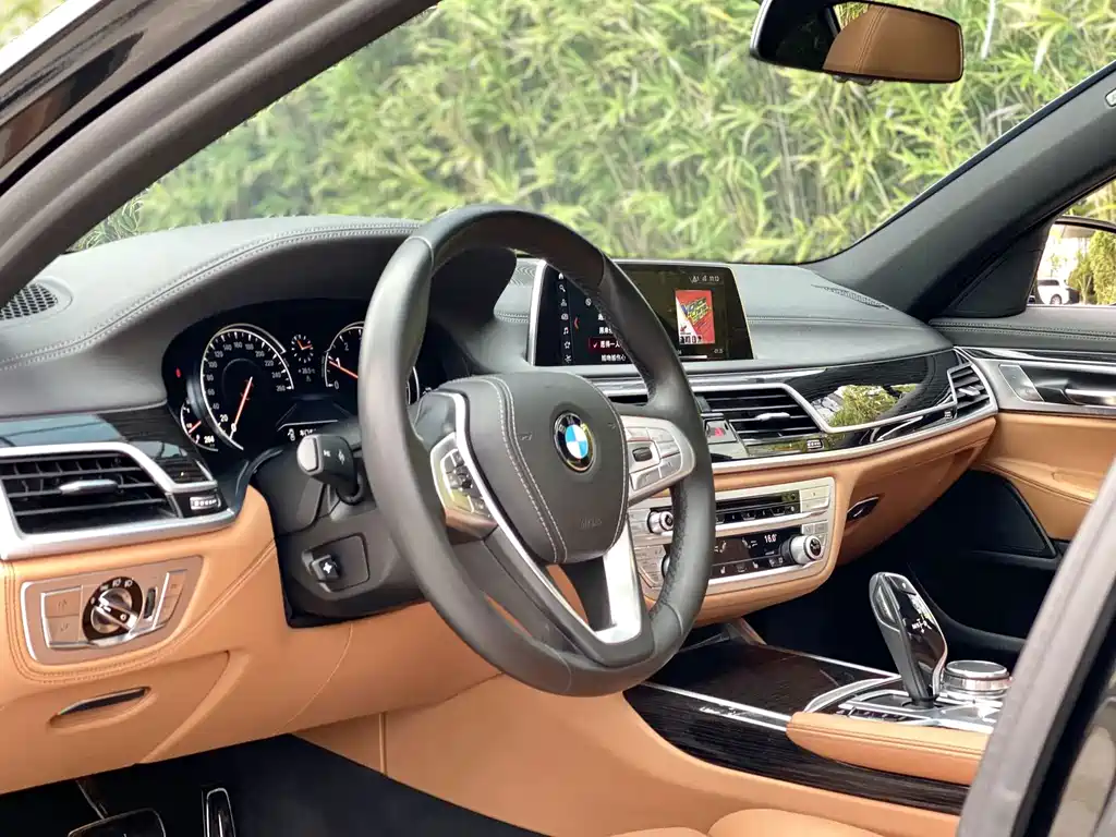 BMW 7 Series 2018 — фото 12