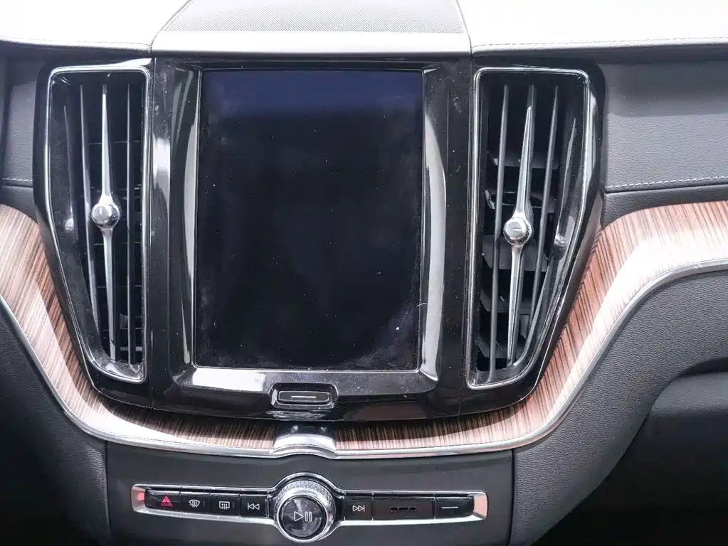 Volvo XC60 2021 — фото 17