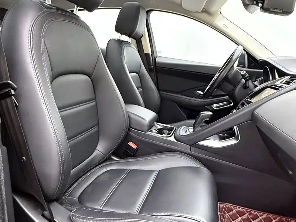 Jaguar E-PACE 2019 — фото 17