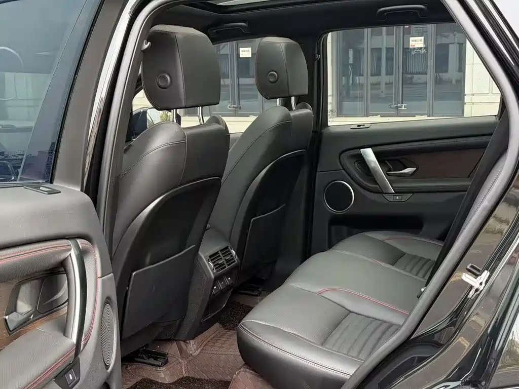 Land Rover Discovery Sport 2023 — фото 8