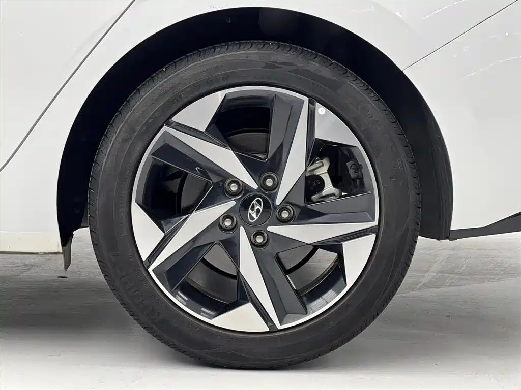 Hyundai Elantra 2023 — фото 11