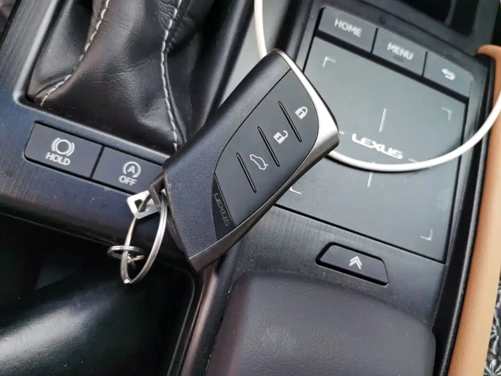 Lexus ES 2019 — фото 12
