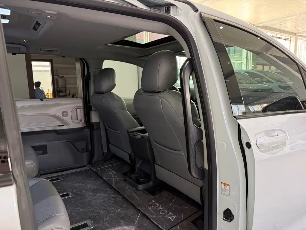 Toyota Sienna 2023 — фото 12