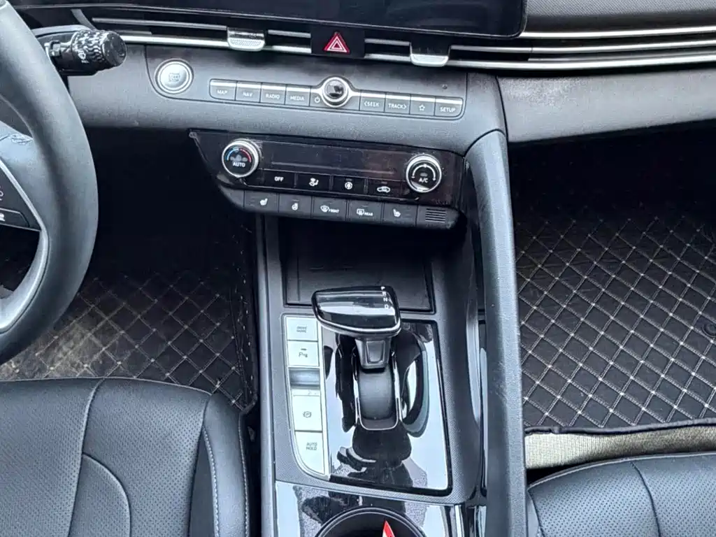 Hyundai Elantra 2025 — фото 4