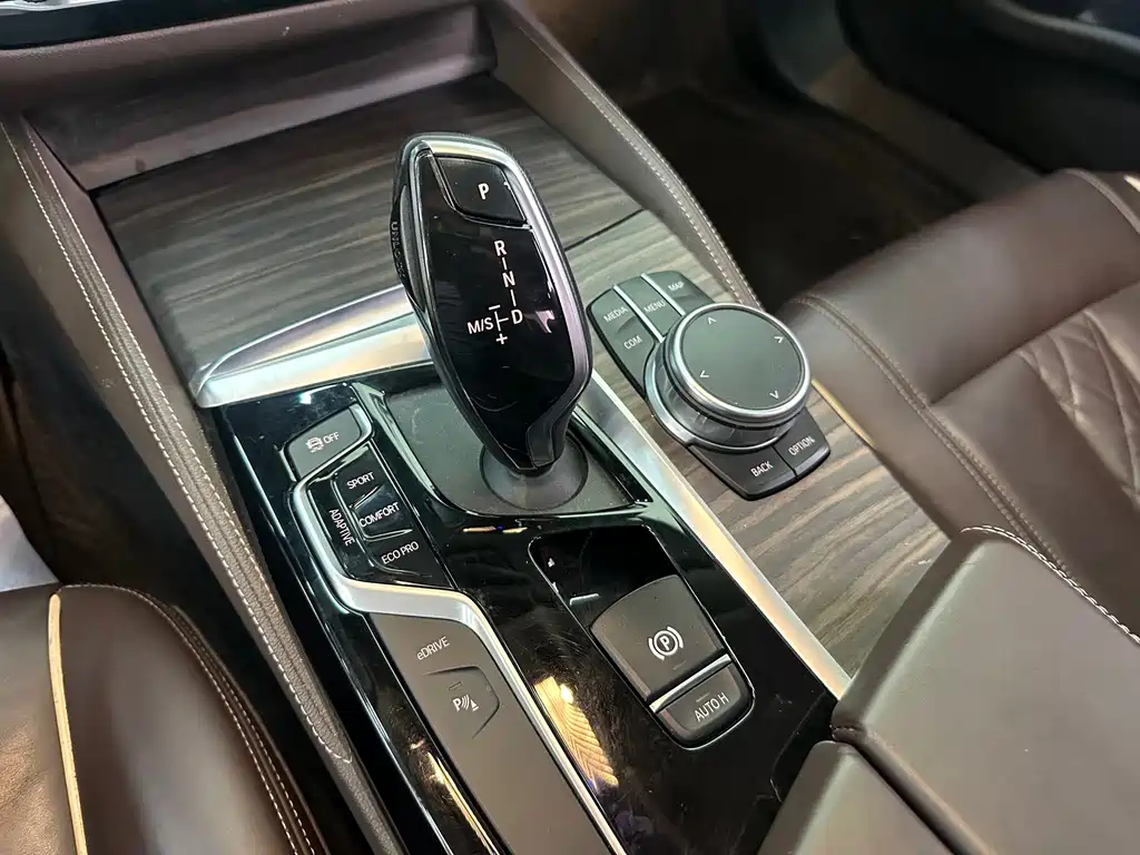 BMW 5 Series New Energy 2020 — фото 11