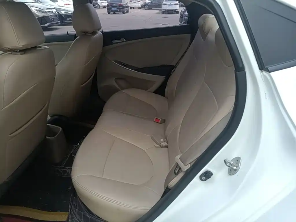 Hyundai Accent 2015 — фото 22