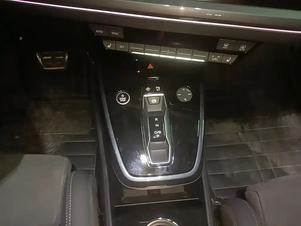 Audi Q4 e-tron 2023 — фото 14