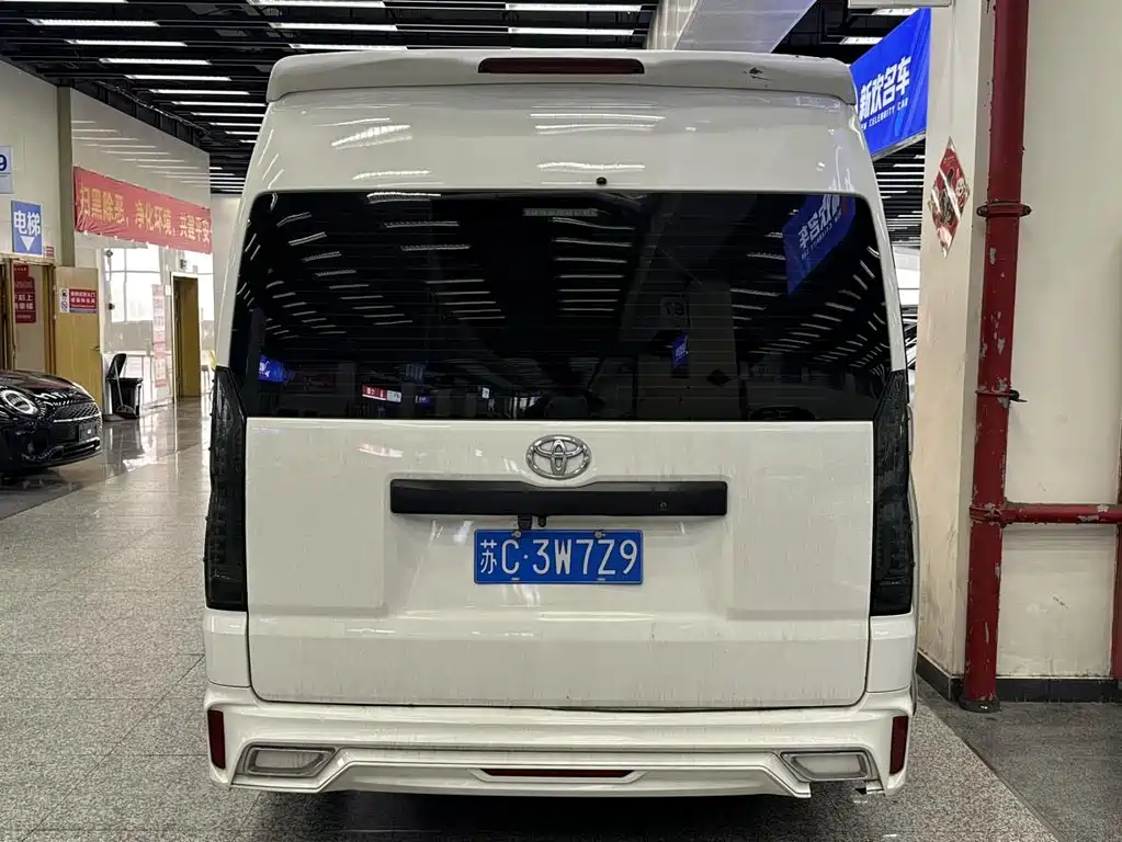 Toyota Hiace 2022 — фото 10