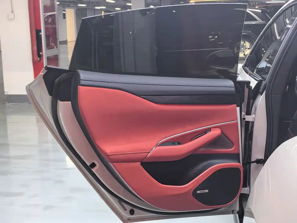 Xiaomi SU7 2024