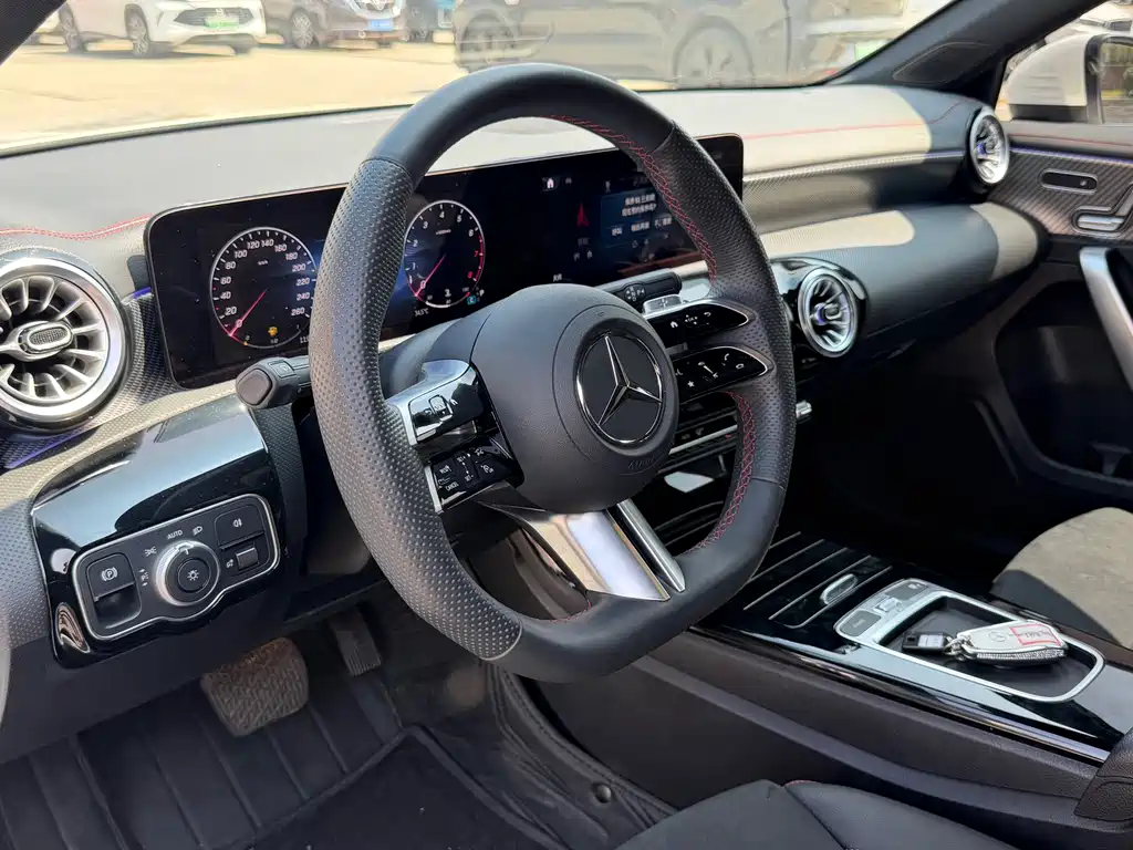 Mercedes-Benz A-Class 2024 — фото 12
