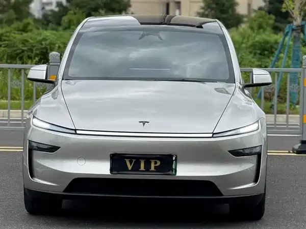 Tesla Model Y L 2025