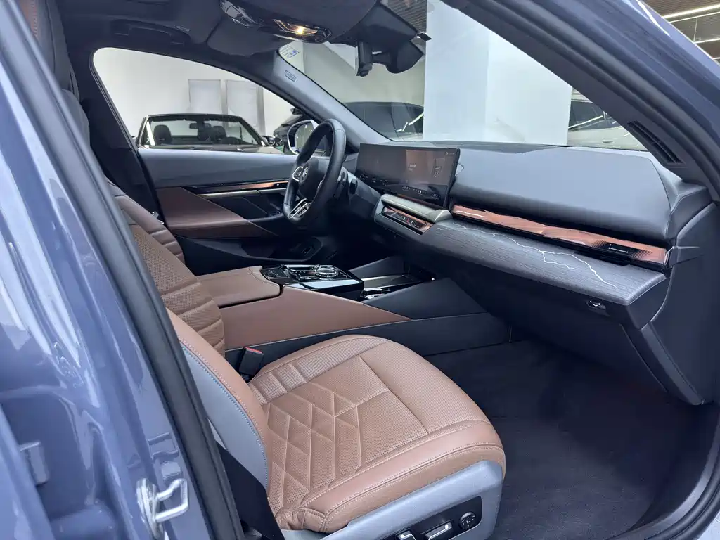 BMW 5 Series — фото 11