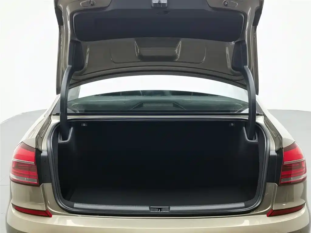 Volkswagen Passat 2017 — фото 16