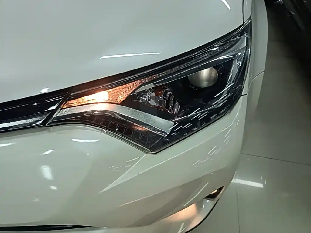 Toyota RAV4 2018 — фото 24
