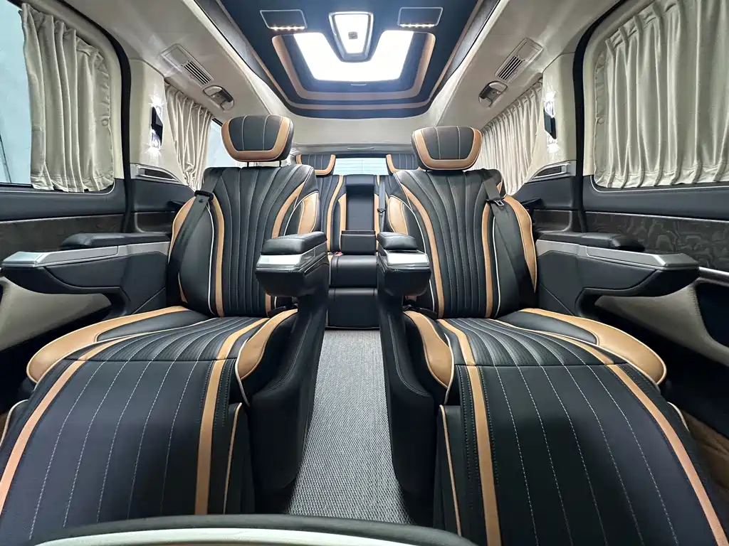 Mercedes-Benz V-Class 2023 — фото 11