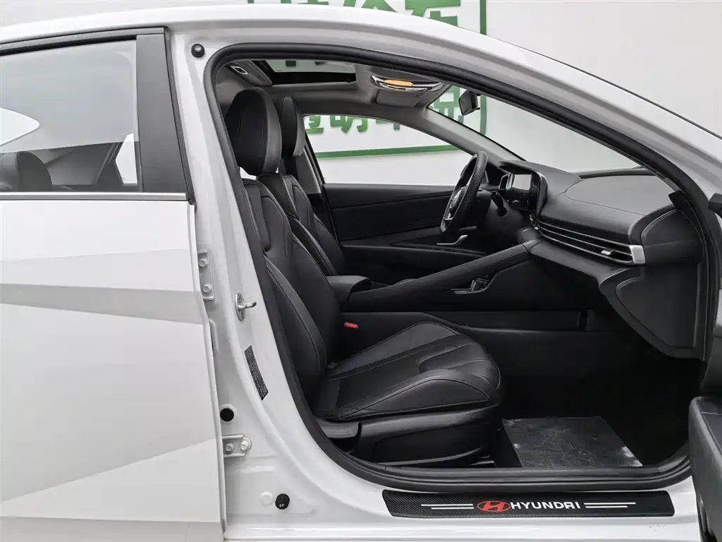 Hyundai Elantra 2023 — фото 23