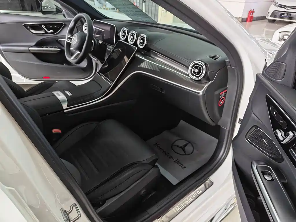Mercedes-Benz C-Class 2024 — фото 9