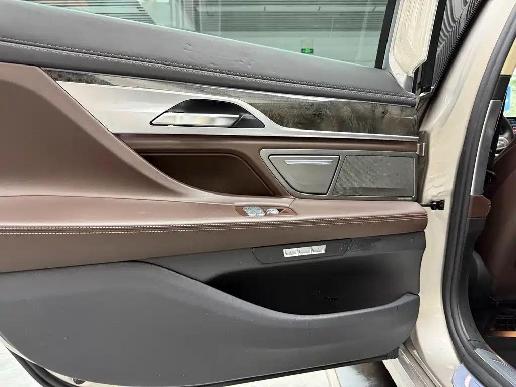 BMW 7 Series 2016 — фото 26
