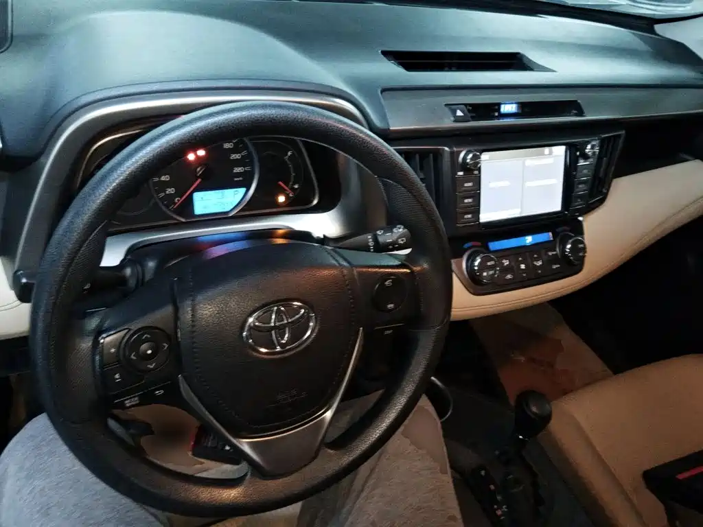 Toyota RAV4 2016 — фото 10