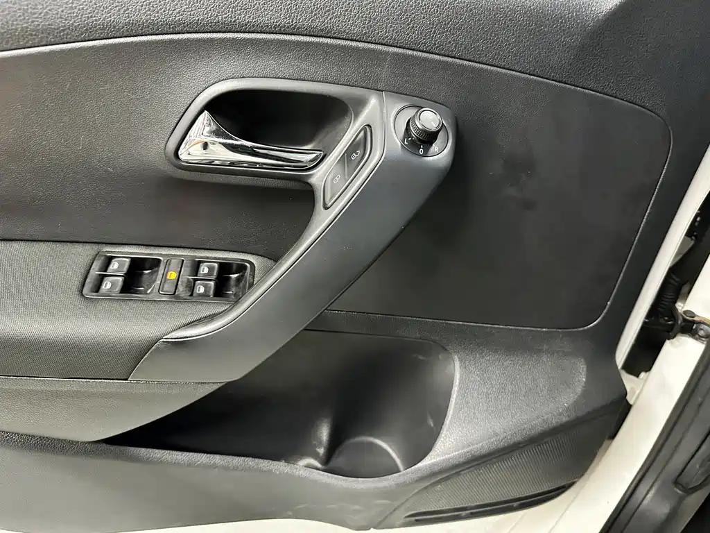 Volkswagen Polo 2015 — фото 11