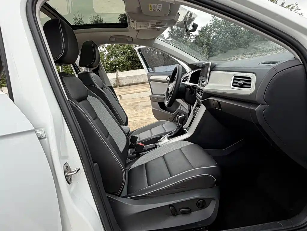 Volkswagen T-Roc 2023 — фото 6