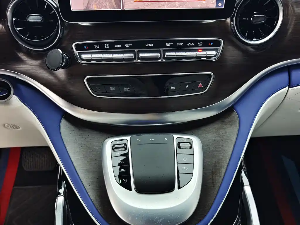 Mercedes-Benz V-Class 2023 — фото 12