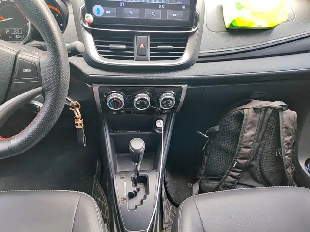 Toyota Yaris L 2023 — фото 13