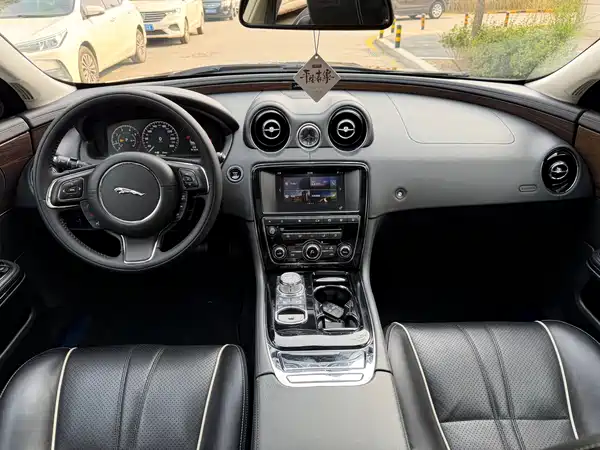 Jaguar XJ 2016