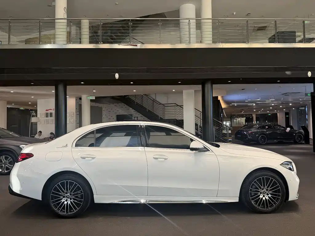 Mercedes-Benz C-Class 2025 — фото 3
