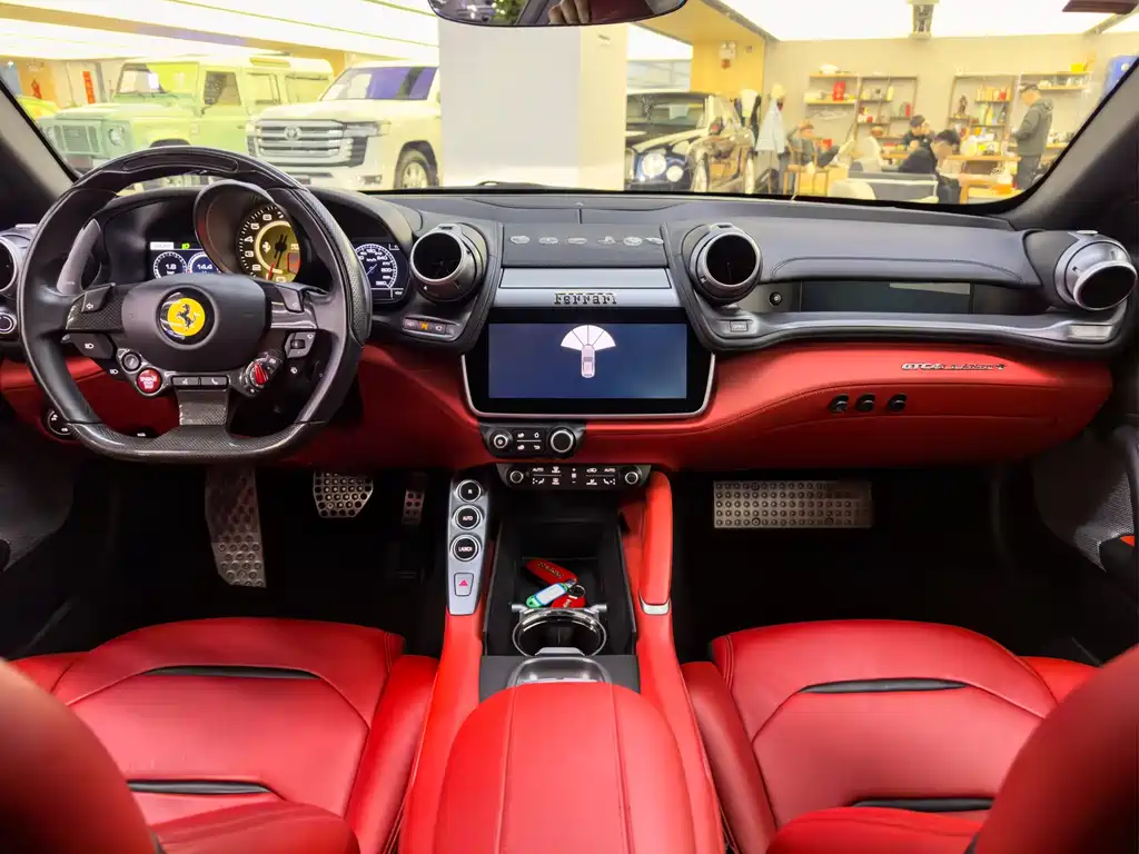 Ferrari GTC4Lusso 2019 — фото 11