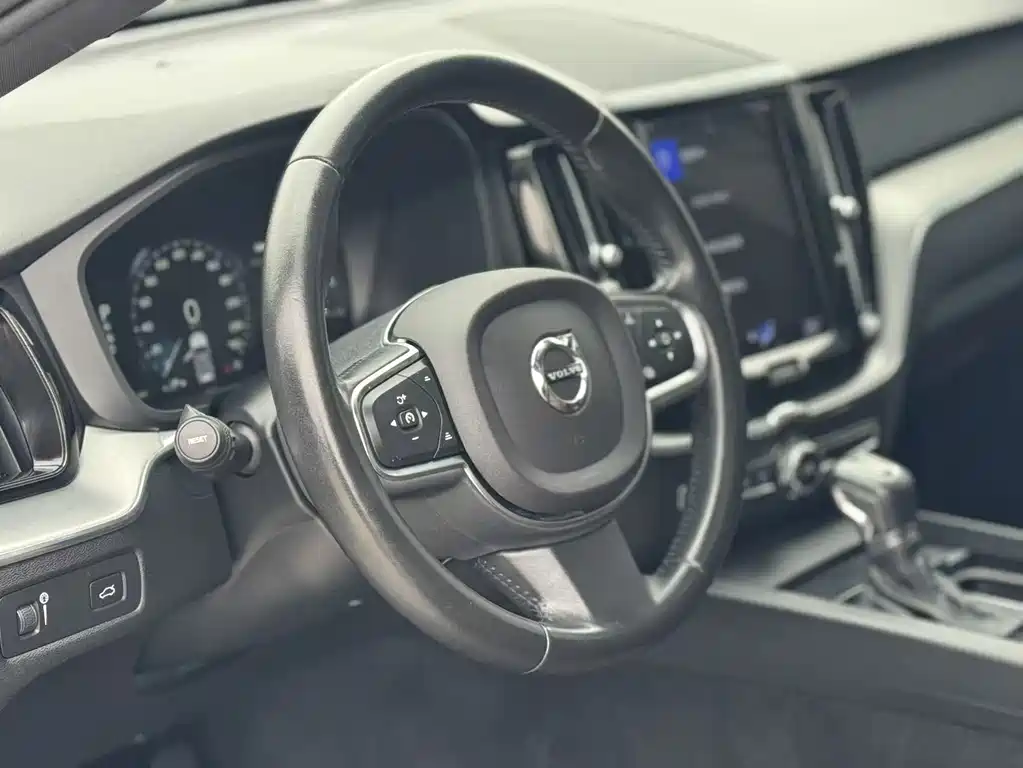 Volvo XC60 2021 — фото 11