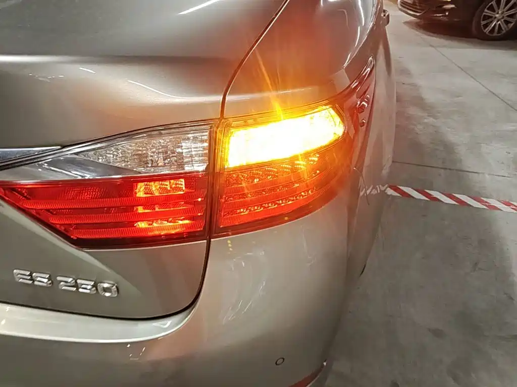 Lexus ES 2015 — фото 8