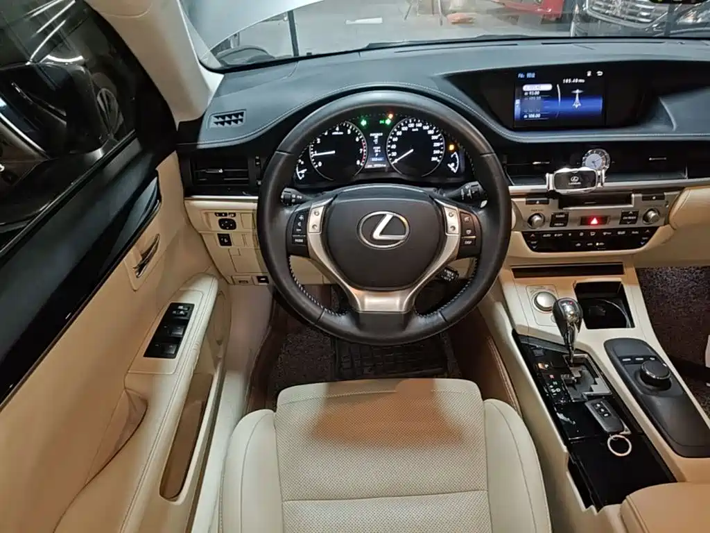 Lexus ES 2015 — фото 11