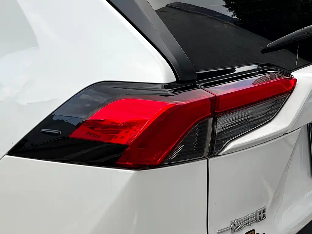 Toyota RAV4 2023 — фото 10