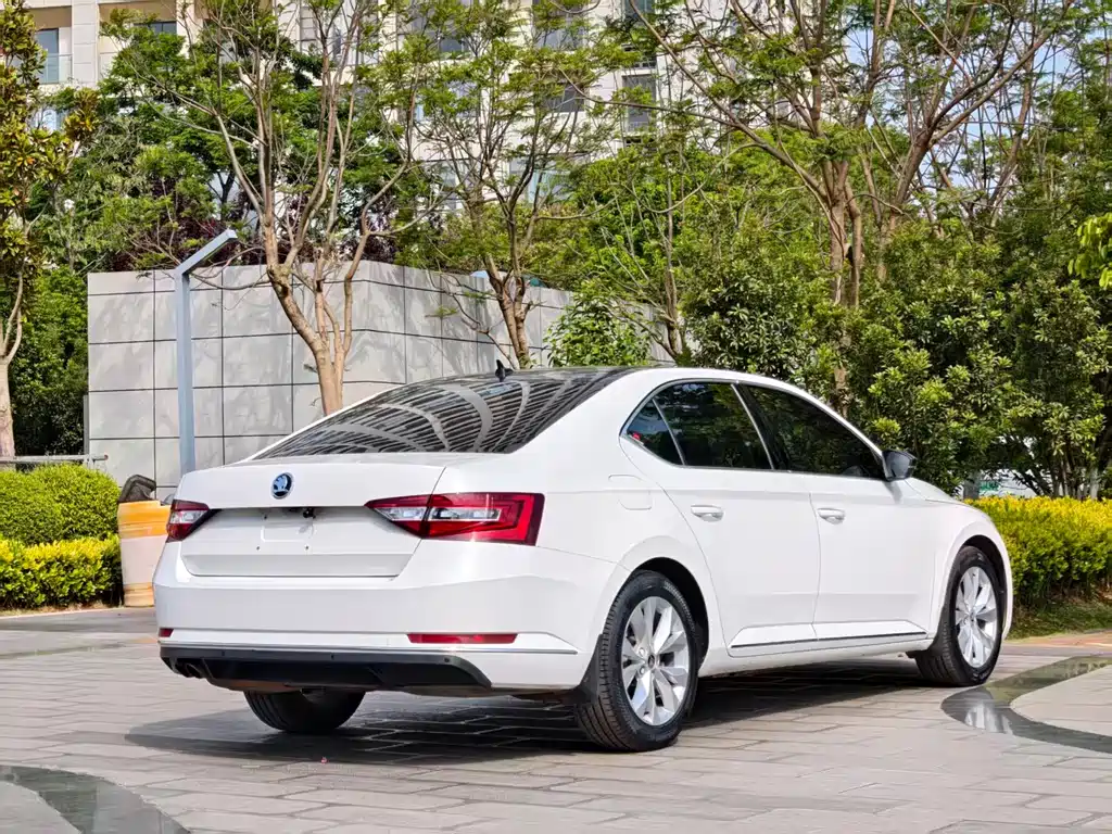 Skoda Superb 2019 — фото 7