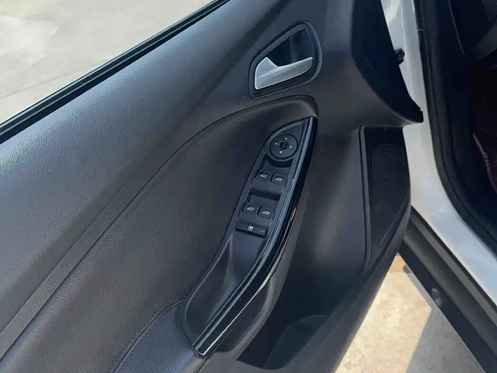 Ford Focus 2015 — фото 9
