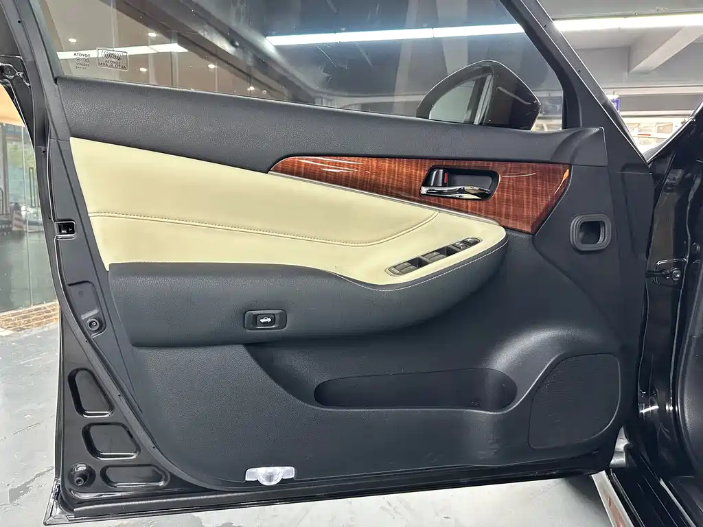 Toyota Crown 2015 — фото 17