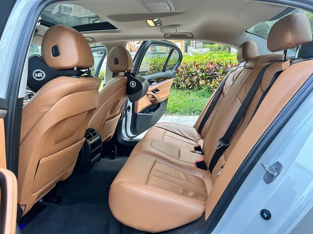 BMW 5 Series 2017 — фото 18