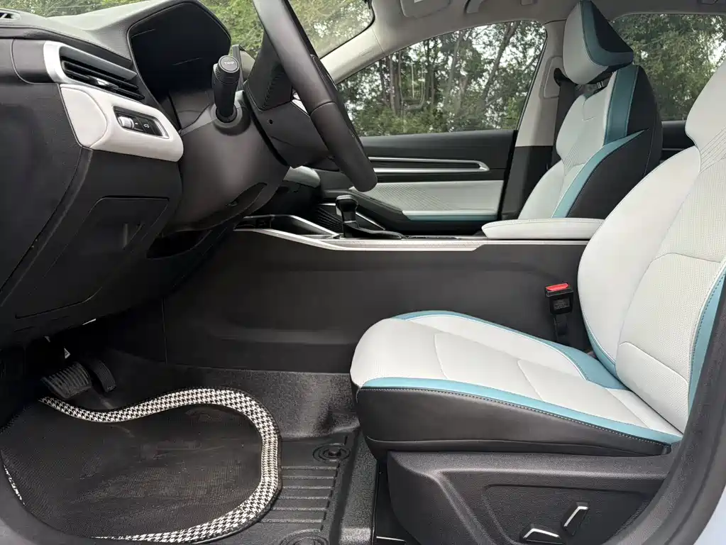 Geely Emgrand 2023