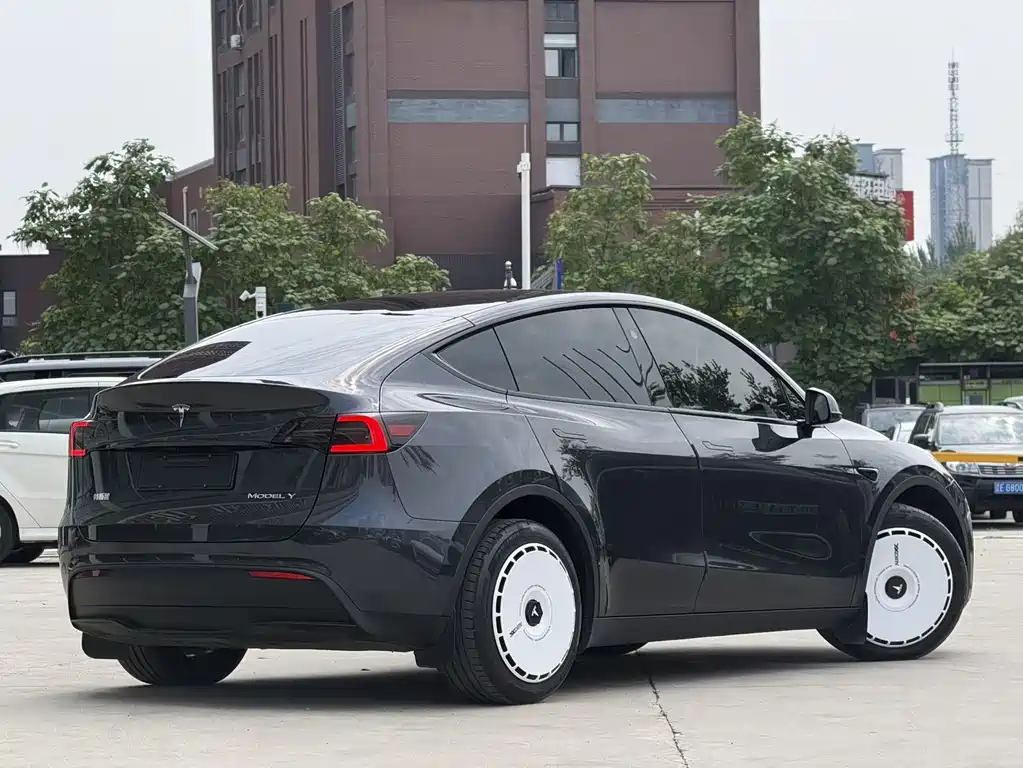 Tesla Model Y 2024