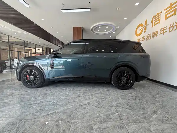 Lynk & Co 900 2025