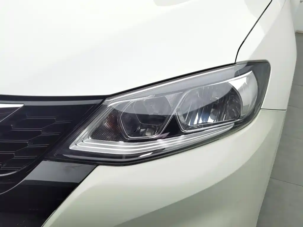 Nissan Tiida 2016 — фото 7