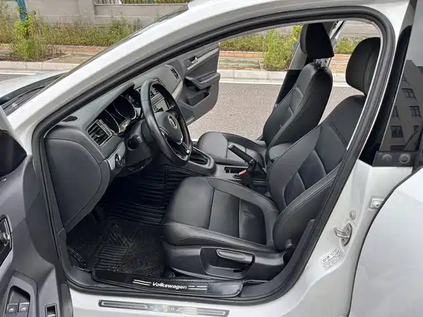 Volkswagen Sagitar 2018